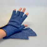 Strikkede Vanter med Åbne Fingre Possum - Dueblå, bahama, possum, opossum, merino, silke, wild, new zealand, muffedisser, pulsvarmere, korte, indendørs, åbne fingre, mobilhandsker, mobilvanter, lækre, luksus, lyseblå, jeansblå, smarte, kvalitet, bæredygtig, miljø, holdbare, naturlige, biti, ribe, vanter, fingerhandsker, fingerfri,