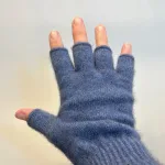 Strikkede Vanter med Åbne Fingre Possum - Dueblå, bahama, possum, opossum, merino, silke, wild, new zealand, muffedisser, pulsvarmere, korte, indendørs, åbne fingre, mobilhandsker, mobilvanter, lækre, luksus, lyseblå, jeansblå, smarte, kvalitet, bæredygtig, miljø, holdbare, naturlige, biti, ribe, vanter, fingerhandsker, fingerfri,