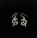 Vikingeøreringe i Sølv - Drager Mellem, sø 753, drageøreringe, drage, drager, fabeldyr, magi, magisk, væsen, skattevogter, dyr, vikingesmykker, vikingeøreringe, små, lette, ægte, originale, sølvsmykker, sølvøreringe, sterling, 925, hænge, ørenringe, eventyr, rollespil, styrke, amulet, luftdrage, museumssmykker, symbol, symbolik, fund, vikinger, aser, biti, ribe