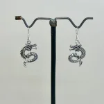 Vikingeøreringe i Sølv - Drager Mellem, sø 753, drageøreringe, drage, drager, fabeldyr, magi, magisk, væsen, skattevogter, dyr, vikingesmykker, vikingeøreringe, små, lette, ægte, originale, sølvsmykker, sølvøreringe, sterling, 925, hænge, ørenringe, eventyr, rollespil, styrke, amulet, luftdrage, museumssmykker, symbol, symbolik, fund, vikinger, aser, biti, ribe