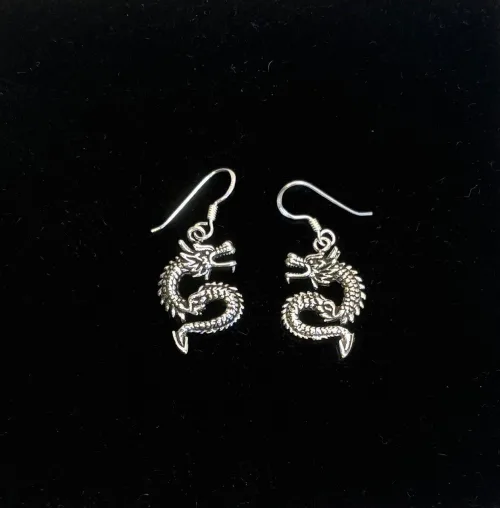 Vikingeøreringe i Sølv - Drager Mellem, sø 753, drageøreringe, drage, drager, fabeldyr, magi, magisk, væsen, skattevogter, dyr, vikingesmykker, vikingeøreringe, små, lette, ægte, originale, sølvsmykker, sølvøreringe, sterling, 925, hænge, ørenringe, eventyr, rollespil, styrke, amulet, luftdrage, museumssmykker, symbol, symbolik, fund, vikinger, aser, biti, ribe