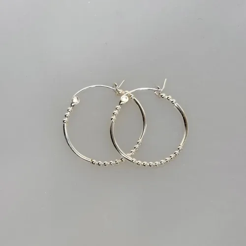 Creoler i sølv Ø 25 mm Hoops med Kugler, sø 090-1, tynde, særlige, flotte, specielle, hoops, creoler, runde, øreringe, ørenringe, stine a, jane kønig, enamel, cph, sandlau, maanesten, lys sølv, ægte, sterling, sølv, ren, 925, lette, at lukke, stilige, simple, billige, tilbud, parpris, sæt, biti, ribe, mellemstore,