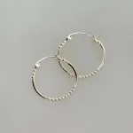 Creoler i sølv Ø 25 mm Hoops med Kugler, sø 090-1, tynde, særlige, flotte, specielle, hoops, creoler, runde, øreringe, ørenringe, stine a, jane kønig, enamel, cph, sandlau, maanesten, lys sølv, ægte, sterling, sølv, ren, 925, lette, at lukke, stilige, simple, billige, tilbud, parpris, sæt, biti, ribe, mellemstore,