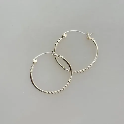 Creoler i sølv Ø 25 mm Hoops med Kugler, sø 090-1, tynde, særlige, flotte, specielle, hoops, creoler, runde, øreringe, ørenringe, stine a, jane kønig, enamel, cph, sandlau, maanesten, lys sølv, ægte, sterling, sølv, ren, 925, lette, at lukke, stilige, simple, billige, tilbud, parpris, sæt, biti, ribe, mellemstore,