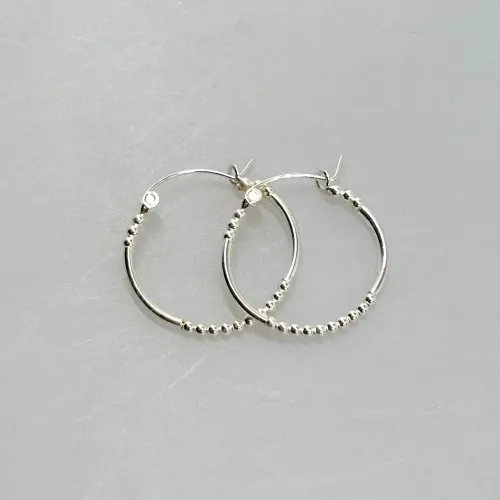 Creoler i sølv Ø 25 mm Hoops med Kugler, sø 090-1, tynde, særlige, flotte, specielle, hoops, creoler, runde, øreringe, ørenringe, stine a, jane kønig, enamel, cph, sandlau, maanesten, lys sølv, ægte, sterling, sølv, ren, 925, lette, at lukke, stilige, simple, billige, tilbud, parpris, sæt, biti, ribe, mellemstore,