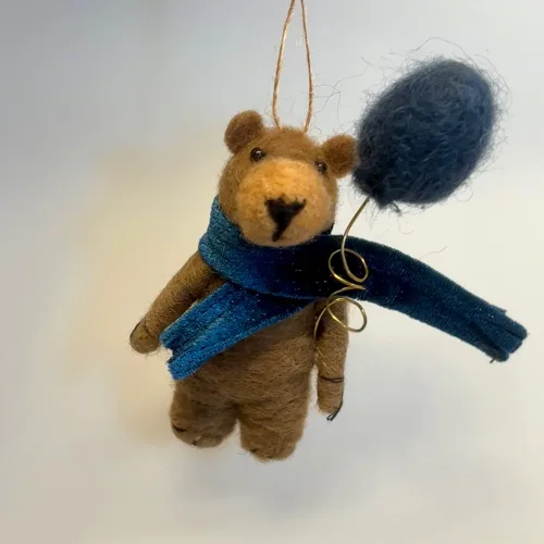 Håndlavet Bamse i Uld Filt med Ballon, bamse, bjørn, filt, filtet, blå ballon, bamsebjørn, filtbamse, filtophæng, filtbjørn, filtbamse, 296014, børneophæng, baby, børn, julepynt, julepynt, juletræspynt, shower, biti, ribe, håndlavet, kunsthåndværk