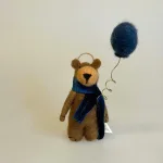 Håndlavet Bamse i Uld Filt med Ballon, bamse, bjørn, filt, filtet, blå ballon, bamsebjørn, filtbamse, filtophæng, filtbjørn, filtbamse, 296014, børneophæng, baby, børn, julepynt, julepynt, juletræspynt, shower, biti, ribe, håndlavet, kunsthåndværk