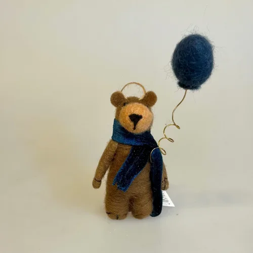 Håndlavet Bamse i Uld Filt med Ballon, bamse, bjørn, filt, filtet, blå ballon, bamsebjørn, filtbamse, filtophæng, filtbjørn, filtbamse, 296014, børneophæng, baby, børn, julepynt, julepynt, juletræspynt, shower, biti, ribe, håndlavet, kunsthåndværk