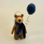 Håndlavet Bamse i Uld Filt med Ballon, bamse, bjørn, filt, filtet, blå ballon, bamsebjørn, filtbamse, filtophæng, filtbjørn, filtbamse, 296014, børneophæng, baby, børn, julepynt, julepynt, juletræspynt, shower, biti, ribe, håndlavet, kunsthåndværk