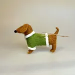 Håndlavet Gravhund i Uld Filt med Frakke, 296015, grøn frakke, brun, hund, filt, filtet, filthund, julehund, juleophæng, uldfilt, nålefilt, biti, ribe, særlig, ophæng, juletræspynt, gave, gaveide, julegave