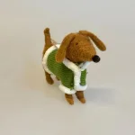 Håndlavet Gravhund i Uld Filt med Frakke, 296015, grøn frakke, brun, hund, filt, filtet, filthund, julehund, juleophæng, uldfilt, nålefilt, biti, ribe, særlig, ophæng, juletræspynt, gave, gaveide, julegave