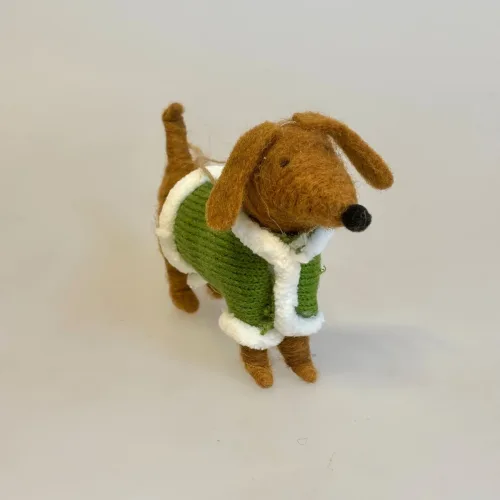 Håndlavet Gravhund i Uld Filt med Frakke, 296015, grøn frakke, brun, hund, filt, filtet, filthund, julehund, juleophæng, uldfilt, nålefilt, biti, ribe, særlig, ophæng, juletræspynt, gave, gaveide, julegave