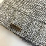 Hue Uld med Foer og Ribkant - Siddha Grå, mellemgrå, meleret, ensfarvet, herrehue, til mænd, tyk, chunky, hipster, beanie, drengehue, strikhat, damehue, strikhue, strikket, håndstrikket, ren, uld, økologisk, bomuld, foret, med, foer, let varm, vindtæt, windstopper, opbuk, ribkant, unisex, tidsløs, luksuriøs, kvalitet, lækker, klassisk, ensfarvet, brun, mulvarp, flot, elegant, stilet, stilig, julegave, gave, biti, ribe, vadehavet,