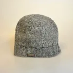 Hue Uld med Foer og Ribkant - Siddha Grå, mellemgrå, meleret, ensfarvet, herrehue, til mænd, tyk, chunky, hipster, beanie, drengehue, strikhat, damehue, strikhue, strikket, håndstrikket, ren, uld, økologisk, bomuld, foret, med, foer, let varm, vindtæt, windstopper, opbuk, ribkant, unisex, tidsløs, luksuriøs, kvalitet, lækker, klassisk, ensfarvet, brun, mulvarp, flot, elegant, stilet, stilig, julegave, gave, biti, ribe, vadehavet,