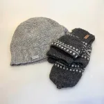 Hue Uld med Foer og Ribkant - Siddha Grå, mellemgrå, meleret, ensfarvet, herrehue, til mænd, tyk, chunky, hipster, beanie, drengehue, strikhat, damehue, strikhue, strikket, håndstrikket, ren, uld, økologisk, bomuld, foret, med, foer, let varm, vindtæt, windstopper, opbuk, ribkant, unisex, tidsløs, luksuriøs, kvalitet, lækker, klassisk, ensfarvet, brun, mulvarp, flot, elegant, stilet, stilig, julegave, gave, biti, ribe, vadehavet,