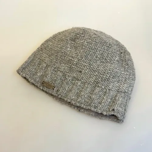 Hue Uld med Foer og Ribkant - Siddha Grå, mellemgrå, meleret, ensfarvet, herrehue, til mænd, tyk, chunky, hipster, beanie, drengehue, strikhat, damehue, strikhue, strikket, håndstrikket, ren, uld, økologisk, bomuld, foret, med, foer, let varm, vindtæt, windstopper, opbuk, ribkant, unisex, tidsløs, luksuriøs, kvalitet, lækker, klassisk, ensfarvet, brun, mulvarp, flot, elegant, stilet, stilig, julegave, gave, biti, ribe, vadehavet,