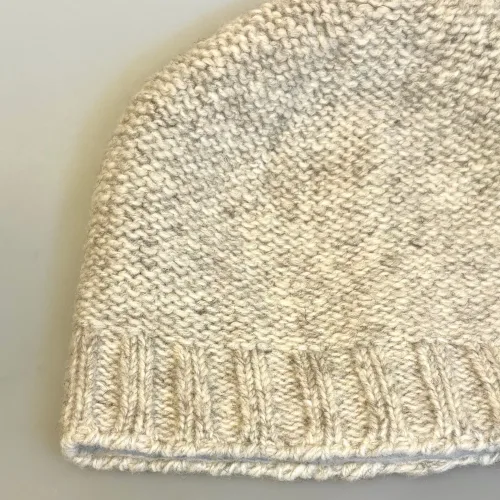 Hue Uld med Foer og Ribkant - Siddha Lys Grå, siddha, xl, 7816, 2, lys, naturfarvet, lysegrå, herrehue, til mænd, tyk, chunky, hipster, beanie, drengehue, strikhat, damehue, strikhue, strikket, håndstrikket, ren, uld, økologisk, bomuld, foret, med, foer, let varm, vindtæt, windstopper, opbuk, ribkant, unisex, tidsløs, luksuriøs, kvalitet, lækker, klassisk, ensfarvet, brun, mulvarp, flot, elegant, stilet, stilig, julegave, gave, biti, ribe, vadehavet,