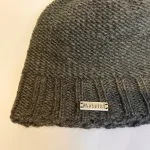 Hue Uld med Foer og Ribkant - Siddha Skov Grøn, mørkegrå, muld, gråbrun, ensfarvet, herrehue, til mænd, tyk, chunky, hipster, beanie, drengehue, strikhat, damehue, strikhue, strikket, håndstrikket, ren, uld, økologisk, bomuld, foret, med, foer, let varm, vindtæt, windstopper, opbuk, ribkant, unisex, tidsløs, luksuriøs, kvalitet, lækker, klassisk, ensfarvet, brun, mulvarp, flot, elegant, stilet, stilig, julegave, gave, biti, ribe, vadehavet,