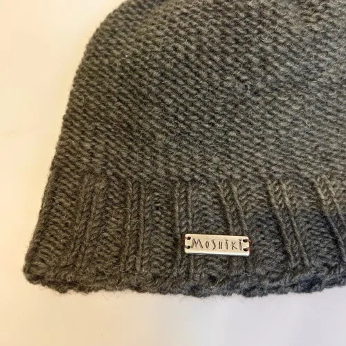 Hue Uld med Foer og Ribkant - Siddha Skov Grøn, mørkegrå, muld, gråbrun, ensfarvet, herrehue, til mænd, tyk, chunky, hipster, beanie, drengehue, strikhat, damehue, strikhue, strikket, håndstrikket, ren, uld, økologisk, bomuld, foret, med, foer, let varm, vindtæt, windstopper, opbuk, ribkant, unisex, tidsløs, luksuriøs, kvalitet, lækker, klassisk, ensfarvet, brun, mulvarp, flot, elegant, stilet, stilig, julegave, gave, biti, ribe, vadehavet,