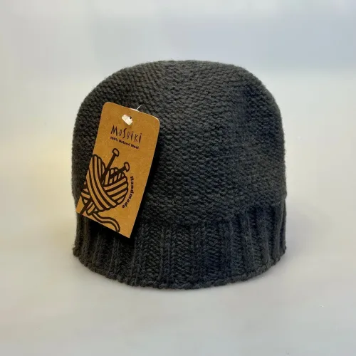 Hue Uld med Foer og Ribkant - Siddha Skov Grøn, mørkegrå, muld, gråbrun, ensfarvet, herrehue, til mænd, tyk, chunky, hipster, beanie, drengehue, strikhat, damehue, strikhue, strikket, håndstrikket, ren, uld, økologisk, bomuld, foret, med, foer, let varm, vindtæt, windstopper, opbuk, ribkant, unisex, tidsløs, luksuriøs, kvalitet, lækker, klassisk, ensfarvet, brun, mulvarp, flot, elegant, stilet, stilig, julegave, gave, biti, ribe, vadehavet,