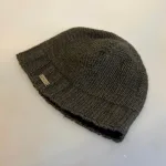 Hue Uld med Foer og Ribkant - Siddha Skov Grøn, mørkegrå, muld, gråbrun, ensfarvet, herrehue, til mænd, tyk, chunky, hipster, beanie, drengehue, strikhat, damehue, strikhue, strikket, håndstrikket, ren, uld, økologisk, bomuld, foret, med, foer, let varm, vindtæt, windstopper, opbuk, ribkant, unisex, tidsløs, luksuriøs, kvalitet, lækker, klassisk, ensfarvet, brun, mulvarp, flot, elegant, stilet, stilig, julegave, gave, biti, ribe, vadehavet,