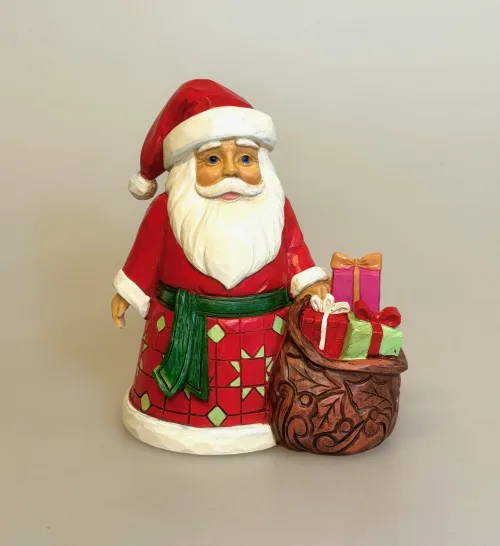Jim Shore Heartwood Creek 12,5 cm Julemand med Gavesæk, sæk, julegaver, filled with christmas cheer, 6017296, pint size, julestemning, julefigur, santa, lapland, ornamenter, udskåret, træfigur, træjulemand, særlig, biti, ribe, samler, samleobjekt,