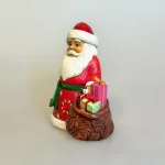 Jim Shore Heartwood Creek 12,5 cm Julemand med Gavesæk, sæk, julegaver, filled with christmas cheer, 6017296, pint size, julestemning, julefigur, santa, lapland, ornamenter, udskåret, træfigur, træjulemand, særlig, biti, ribe, samler, samleobjekt,