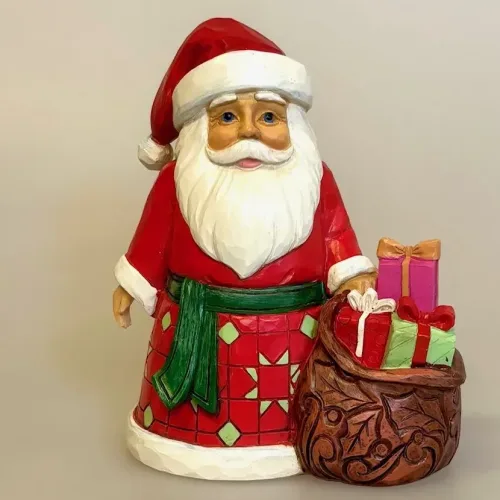 Jim Shore Heartwood Creek 12,5 cm Julemand med Gavesæk, sæk, julegaver, filled with christmas cheer, 6017296, pint size, julestemning, julefigur, santa, lapland, ornamenter, udskåret, træfigur, træjulemand, særlig, biti, ribe, samler, samleobjekt,