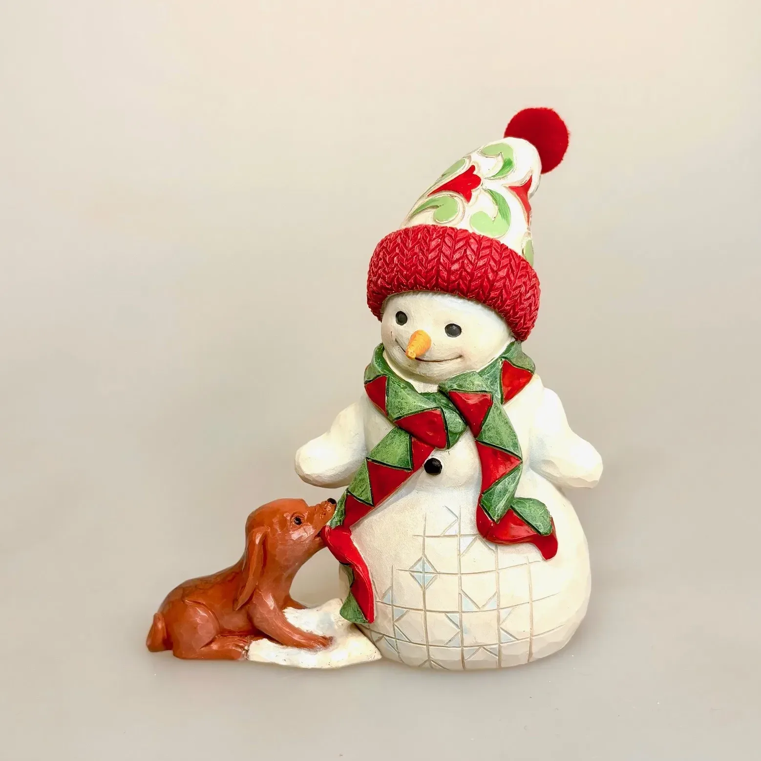 Jim Shore Heartwood Creek - 12,5 cm Lille Snemand med Hund Jim Shore Heartwood Creek - 12,5 cm Lille Snemand med Hund, gravhund, hvalp, hundehvalp, 6017297, cute, snemand, finurlig, sjov, kær, snemandsfigur, lille, snemand, træfigur, håndlavet, udskåret, jim shore, heartwood creek, særlig, speciel, eksklusiv, kvalitet, samleobjekt, figur, samlefigur, julefigur, julepynt, træsnemand, julemagi, biti, ribe,