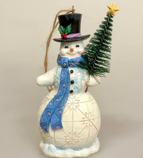 Jim Shore Heartwood Creek - 13 cm Snemand med Træ, grantræ, juletræ, børstetræ, hænge, stå, lille, træfigur, snittet, træsnemand, flurries, snevejr, skoven, white woodland, jim shore, figur, julefigur, vinterfigur, carved , snowman, snow, frost, magi, julepynt, vintereventyr, særlig, speciel, eksklusiv, håndarbejde, håndlavet, amerikansk, engelsk, samler, dekoration, home, decor, biti, ribe,