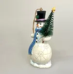 Jim Shore Heartwood Creek - 13 cm Snemand med Træ, grantræ, juletræ, børstetræ, hænge, stå, lille, træfigur, snittet, træsnemand, flurries, snevejr, skoven, white woodland, jim shore, figur, julefigur, vinterfigur, carved , snowman, snow, frost, magi, julepynt, vintereventyr, særlig, speciel, eksklusiv, håndarbejde, håndlavet, amerikansk, engelsk, samler, dekoration, home, decor, biti, ribe,