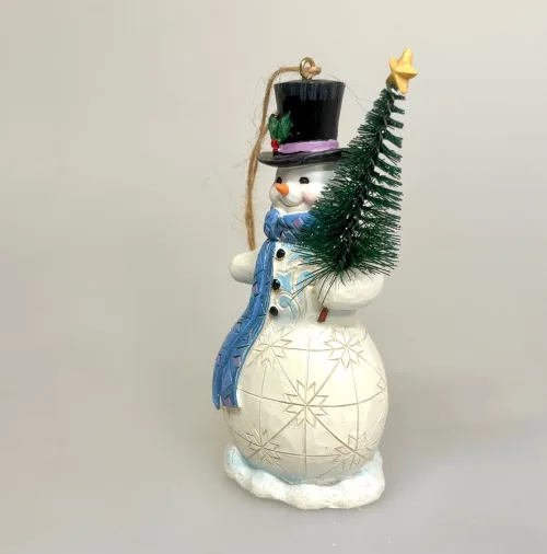 Jim Shore Heartwood Creek - 13 cm Snemand med Træ, grantræ, juletræ, børstetræ, hænge, stå, lille, træfigur, snittet, træsnemand, flurries, snevejr, skoven, white woodland, jim shore, figur, julefigur, vinterfigur, carved , snowman, snow, frost, magi, julepynt, vintereventyr, særlig, speciel, eksklusiv, håndarbejde, håndlavet, amerikansk, engelsk, samler, dekoration, home, decor, biti, ribe,