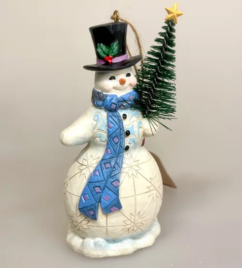 Jim Shore Heartwood Creek - 13 cm Snemand med Træ, grantræ, juletræ, børstetræ, hænge, stå, lille, træfigur, snittet, træsnemand, flurries, snevejr, skoven, white woodland, jim shore, figur, julefigur, vinterfigur, carved , snowman, snow, frost, magi, julepynt, vintereventyr, særlig, speciel, eksklusiv, håndarbejde, håndlavet, amerikansk, engelsk, samler, dekoration, home, decor, biti, ribe,