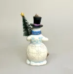 Jim Shore Heartwood Creek - 13 cm Snemand med Træ, grantræ, juletræ, børstetræ, hænge, stå, lille, træfigur, snittet, træsnemand, flurries, snevejr, skoven, white woodland, jim shore, figur, julefigur, vinterfigur, carved , snowman, snow, frost, magi, julepynt, vintereventyr, særlig, speciel, eksklusiv, håndarbejde, håndlavet, amerikansk, engelsk, samler, dekoration, home, decor, biti, ribe,