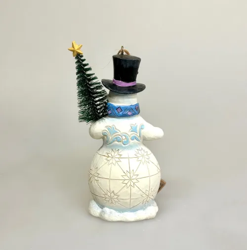 Jim Shore Heartwood Creek - 13 cm Snemand med Træ, grantræ, juletræ, børstetræ, hænge, stå, lille, træfigur, snittet, træsnemand, flurries, snevejr, skoven, white woodland, jim shore, figur, julefigur, vinterfigur, carved , snowman, snow, frost, magi, julepynt, vintereventyr, særlig, speciel, eksklusiv, håndarbejde, håndlavet, amerikansk, engelsk, samler, dekoration, home, decor, biti, ribe,