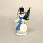 Jim Shore Heartwood Creek - 13 cm Snemand med Træ, grantræ, juletræ, børstetræ, hænge, stå, lille, træfigur, snittet, træsnemand, flurries, snevejr, skoven, white woodland, jim shore, figur, julefigur, vinterfigur, carved , snowman, snow, frost, magi, julepynt, vintereventyr, særlig, speciel, eksklusiv, håndarbejde, håndlavet, amerikansk, engelsk, samler, dekoration, home, decor, biti, ribe,
