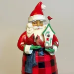 Jim Shore Heartwood Creek 16,5 cm Highland Santa med Fuglehus, 6017024, kardinaler, julemand, plaid, skotskternet, lys, santa, christmas is coming, skotsk, skotland, highland, glen, dal, skotsktern, tartan, klan, kristorn, julerose, juleblomst, eksklusiv, more is more, luksus, speciel, særlig, flot, udskæringer, landadel, gods, herregård, landsted, gammeldags, klassisk, elegance, julepynt, figur, julefigur, julemandsfigur, håndlavet, træfigur, af træ, træskærearbejde, samleobjekt, santa, biti, ribe, engelsk, gave, gaveide, eksklusiv, julemand, juletræ, peters jul,
