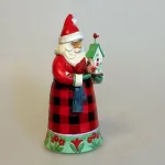 Jim Shore Heartwood Creek 16,5 cm Highland Santa med Fuglehus, 6017024, kardinaler, julemand, plaid, skotskternet, lys, santa, christmas is coming, skotsk, skotland, highland, glen, dal, skotsktern, tartan, klan, kristorn, julerose, juleblomst, eksklusiv, more is more, luksus, speciel, særlig, flot, udskæringer, landadel, gods, herregård, landsted, gammeldags, klassisk, elegance, julepynt, figur, julefigur, julemandsfigur, håndlavet, træfigur, af træ, træskærearbejde, samleobjekt, santa, biti, ribe, engelsk, gave, gaveide, eksklusiv, julemand, juletræ, peters jul,