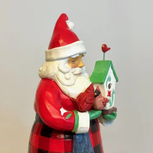 Jim Shore Heartwood Creek 16,5 cm Highland Santa med Fuglehus, 6017024, kardinaler, julemand, plaid, skotskternet, lys, santa, christmas is coming, skotsk, skotland, highland, glen, dal, skotsktern, tartan, klan, kristorn, julerose, juleblomst, eksklusiv, more is more, luksus, speciel, særlig, flot, udskæringer, landadel, gods, herregård, landsted, gammeldags, klassisk, elegance, julepynt, figur, julefigur, julemandsfigur, håndlavet, træfigur, af træ, træskærearbejde, samleobjekt, santa, biti, ribe, engelsk, gave, gaveide, eksklusiv, julemand, juletræ, peters jul,
