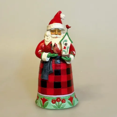 Jim Shore Heartwood Creek 16,5 cm Highland Santa med Fuglehus, 6017024, kardinaler, julemand, plaid, skotskternet, lys, santa, christmas is coming, skotsk, skotland, highland, glen, dal, skotsktern, tartan, klan, kristorn, julerose, juleblomst, eksklusiv, more is more, luksus, speciel, særlig, flot, udskæringer, landadel, gods, herregård, landsted, gammeldags, klassisk, elegance, julepynt, figur, julefigur, julemandsfigur, håndlavet, træfigur, af træ, træskærearbejde, samleobjekt, santa, biti, ribe, engelsk, gave, gaveide, eksklusiv, julemand, juletræ, peters jul,