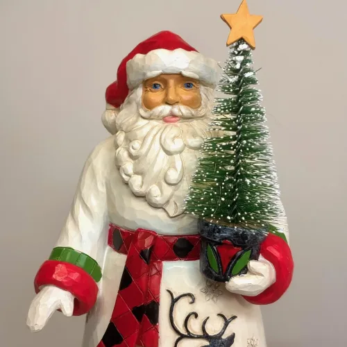 Jim Shore Heartwood Creek 22 cm Highland Santa med Træ, sisal, grantræ, ægte, sisaltræ, børstetræ, bambi, hjort, ternet, tartan, 6013949, black and white, plaid, skotskternet, lys, santa, christmas is coming, skotsk, skotland, highland, glen, dal, skotsktern, tartan, klan, klantern, eksklusiv, more is more, luksus, speciel, særlig, flot, udskæringer, landadel, gods, herregård, landsted, gammeldags, klassisk, elegance, julepynt, figur, julefigur, julemandsfigur, håndlavet, træfigur, af træ, træskærearbejde, samleobjekt, santa, biti, ribe, engelsk, gave, gaveide, eksklusiv, julemand, grantræ, juletræ, peters jul,