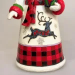 Jim Shore Heartwood Creek 22 cm Highland Santa med Træ, sisal, grantræ, ægte, sisaltræ, børstetræ, bambi, hjort, ternet, tartan, 6013949, black and white, plaid, skotskternet, lys, santa, christmas is coming, skotsk, skotland, highland, glen, dal, skotsktern, tartan, klan, klantern, eksklusiv, more is more, luksus, speciel, særlig, flot, udskæringer, landadel, gods, herregård, landsted, gammeldags, klassisk, elegance, julepynt, figur, julefigur, julemandsfigur, håndlavet, træfigur, af træ, træskærearbejde, samleobjekt, santa, biti, ribe, engelsk, gave, gaveide, eksklusiv, julemand, grantræ, juletræ, peters jul,