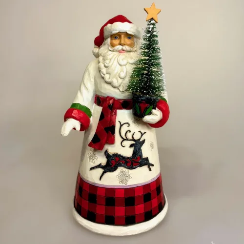 Jim Shore Heartwood Creek 22 cm Highland Santa med Træ, sisal, grantræ, ægte, sisaltræ, børstetræ, bambi, hjort, ternet, tartan, 6013949, black and white, plaid, skotskternet, lys, santa, christmas is coming, skotsk, skotland, highland, glen, dal, skotsktern, tartan, klan, klantern, eksklusiv, more is more, luksus, speciel, særlig, flot, udskæringer, landadel, gods, herregård, landsted, gammeldags, klassisk, elegance, julepynt, figur, julefigur, julemandsfigur, håndlavet, træfigur, af træ, træskærearbejde, samleobjekt, santa, biti, ribe, engelsk, gave, gaveide, eksklusiv, julemand, grantræ, juletræ, peters jul,