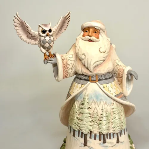 Jim Shore Heartwood Creek 23,5 cm Julemand med Ugle, santa with owl, white woodland, santa, julemand, hvid, winterworld, sneugle, hedwig, træsnit, træfigur, særlig, jim shore, heartwood creek, håndlavet, unik, samler, julemandsfigur, udskåret, biti, ribe