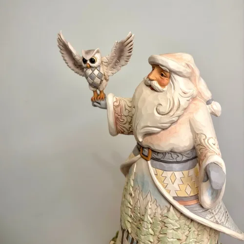 Jim Shore Heartwood Creek 23,5 cm Julemand med Ugle, santa with owl, white woodland, santa, julemand, hvid, winterworld, sneugle, hedwig, træsnit, træfigur, særlig, jim shore, heartwood creek, håndlavet, unik, samler, julemandsfigur, udskåret, biti, ribe