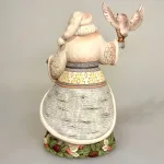 Jim Shore Heartwood Creek 23,5 cm Julemand med Ugle, santa with owl, white woodland, santa, julemand, hvid, winterworld, sneugle, hedwig, træsnit, træfigur, særlig, jim shore, heartwood creek, håndlavet, unik, samler, julemandsfigur, udskåret, biti, ribe