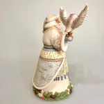 Jim Shore Heartwood Creek 23,5 cm Julemand med Ugle, santa with owl, white woodland, santa, julemand, hvid, winterworld, sneugle, hedwig, træsnit, træfigur, særlig, jim shore, heartwood creek, håndlavet, unik, samler, julemandsfigur, udskåret, biti, ribe