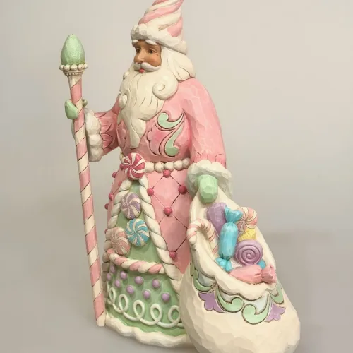Jim Shore Heartwood Creek 24 cm Julemand - Sweet.sweet treat santa, 6017018, pastelfarvet, cotton candy, slik, sukker, den store bagedyst, meterværk, konditor, pasteljul, lyserød, rosa, yndig, lækker, herlig, sjov, særlig, unik, one of a kind, samler, julemand, figur, jim shore, heartwood creek, biti, ribe,