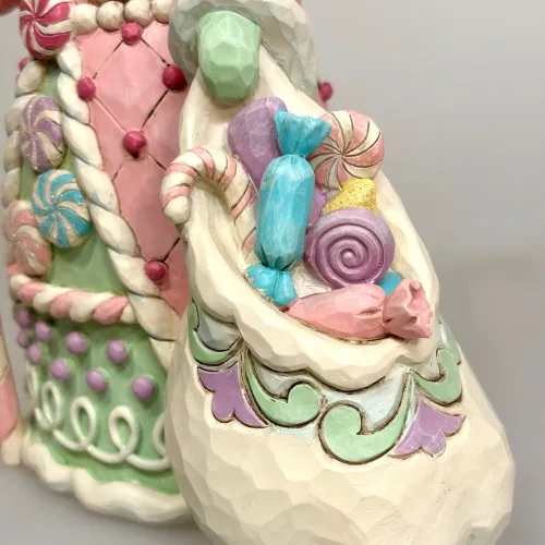 Jim Shore Heartwood Creek 24 cm Julemand - Sweet.sweet treat santa, 6017018, pastelfarvet, cotton candy, slik, sukker, den store bagedyst, meterværk, konditor, pasteljul, lyserød, rosa, yndig, lækker, herlig, sjov, særlig, unik, one of a kind, samler, julemand, figur, jim shore, heartwood creek, biti, ribe,