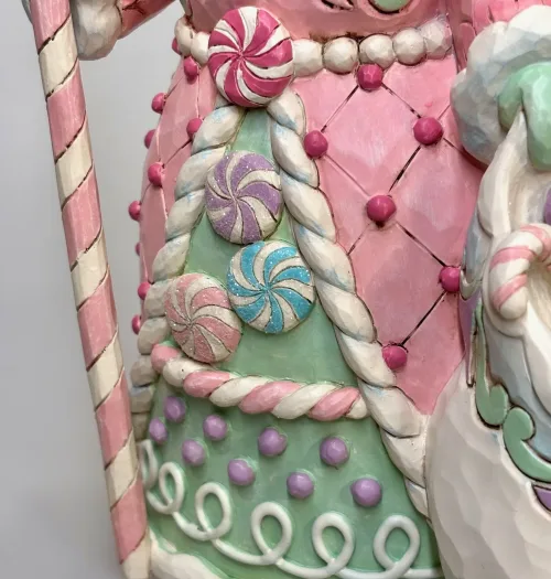 Jim Shore Heartwood Creek 24 cm Julemand - Sweet.sweet treat santa, 6017018, pastelfarvet, cotton candy, slik, sukker, den store bagedyst, meterværk, konditor, pasteljul, lyserød, rosa, yndig, lækker, herlig, sjov, særlig, unik, one of a kind, samler, julemand, figur, jim shore, heartwood creek, biti, ribe,